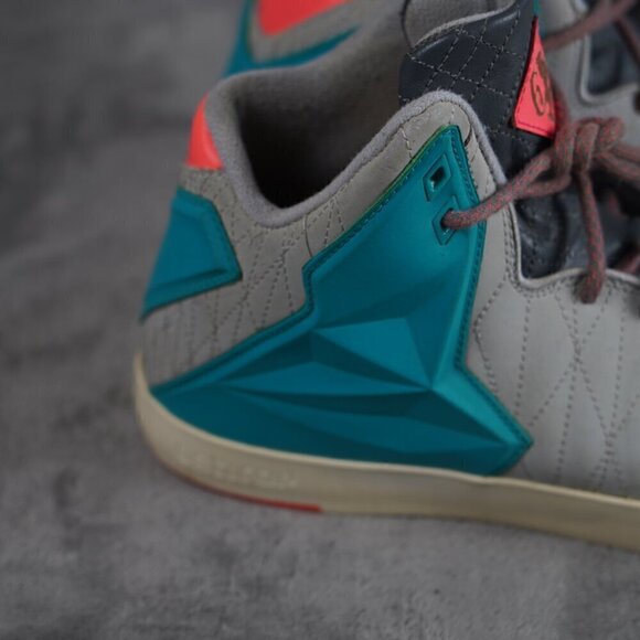 Men's NIKE Lebron XI NSW Lifestyle 616766-002 Miami Vice Wolf Grey Size 9.5 - Picture 3 of 14